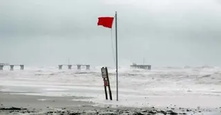 নিম্নচাপের প্রভাবে উপকূলে ঝড়ো হাওয়ার শঙ্কা; চার বন্দরে ৩ নম্বর সতর্ক সংকেত